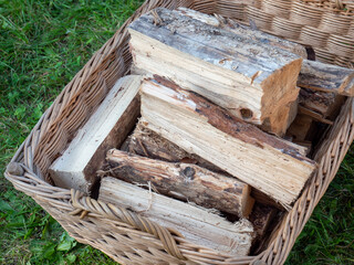 Brennholz für den Kamin in einem Korb