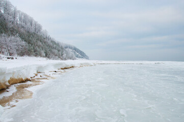 Meeresküste im Winter