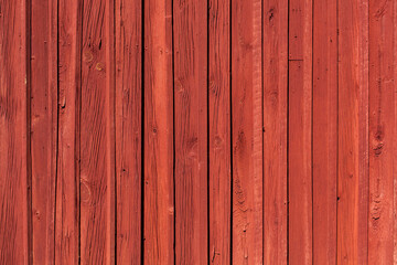 Schwedische rote Hausfassade aus Holz. Gerade senkrechte Linien. Hintergrund. Swedish red wooden house facade. Straight vertical lines. Background.