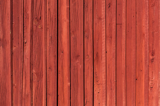Schwedische rote Hausfassade aus Holz. Gerade senkrechte Linien. Hintergrund. Swedish red wooden house facade. Straight vertical lines. Background.