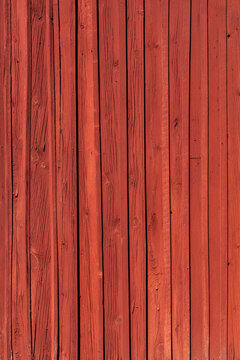 Rote Hausfassade aus Holz in Schweden. Hintergrund. Background. Red wooden house facade in Sweden.