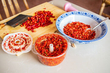 Make delicious Litsea cubeba chili sauce