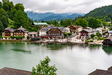 Fototapeta premium Königssee Boot Berge Bayern Deutschland Wald Hütte Christlieger Malerwinkel Kirche St.Bartholomä