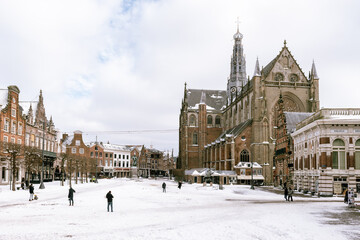 Naklejka premium Snow on the Grote Markt in Haarlem 