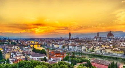 Selbstklebende Fototapeten Sunset over river Arno in Florence in Italy © Fyle