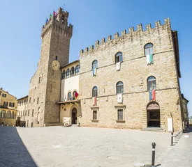 Selbstklebende Fototapeten Historic City Hall in Arezzo in Italy © Fyle