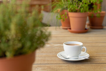 Frische Tasse Kaffe auf Tisch für eine Frühstück am Morgen.