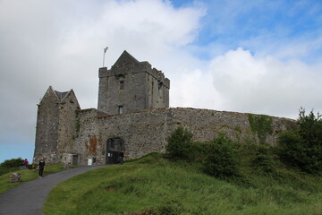 Fototapeta na wymiar Castillo de Dunguaire, Irlanda. Casa torre del siglo XVI en la bahía de Galway.