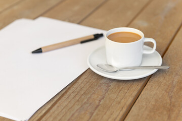 Notizpapier für einen Brief und Notizen, Tasse Espresso für den Genussmoment