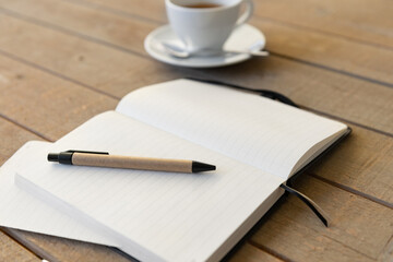 Notizbuch mit Kugelschreiben, Kaffeepause und kreative Auszeit