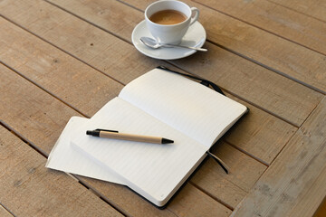 Leeres Notizbuch mit Schreiber, bereit für Kreative Momente