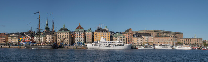 Obraz premium Panorama view over the inner harbor of Stockholm with the old sailing replica of the Swedish East Indiaman Götheborg