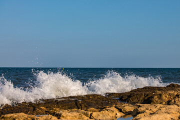 Olas rompiendo en la costa