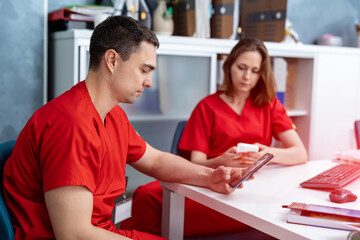 Obraz premium Couple of medical workers cooperating together. Surgeon colleagues working in team.