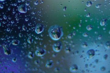 krople deszczu spływające po szybie
