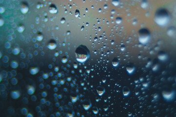 krople deszczu na szybie © Bartomiej