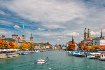 Obraz premium Zurich Switzerland, city skyline at Limmat River with autumn foliage season