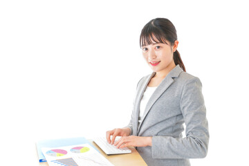 オフィスでデスクワークをする若いビジネスウーマン