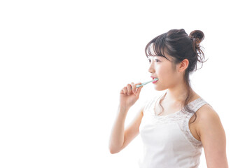歯磨きをする若い女性