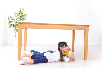 地震で避難する子どもたち