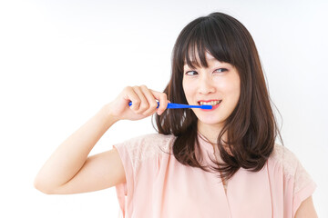 ハミガキをする若い女性