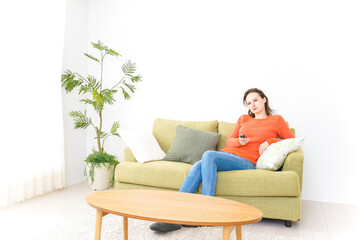 Obraz premium 家でテレビを見る女性