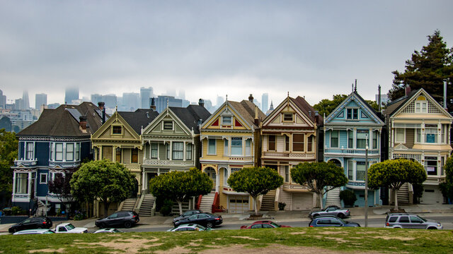 Photographie de paysage de San Francisco (Californie, USA), présentant des maisons typiques de la ville, les seven peinted ladies, avec en arrière plan un brouillard typique de la région