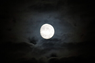 Naklejka na ściany i meble 月５　雲の中の明るい月