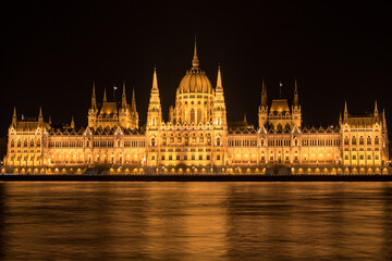 Photographie du Danube et du parlement de Budapest illuminé la nuit