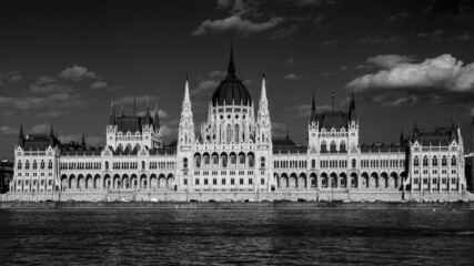 Danube et parlement de Budapest en noir et blanc