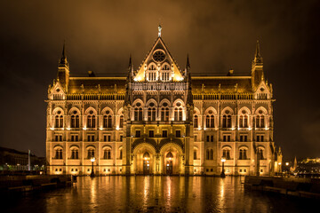 Fototapeta na wymiar Photographie du parlement de Budapest illuminé en pleine nuit
