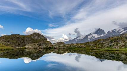 lac de montagne du plateau d'Emparis sous un ciel d'été