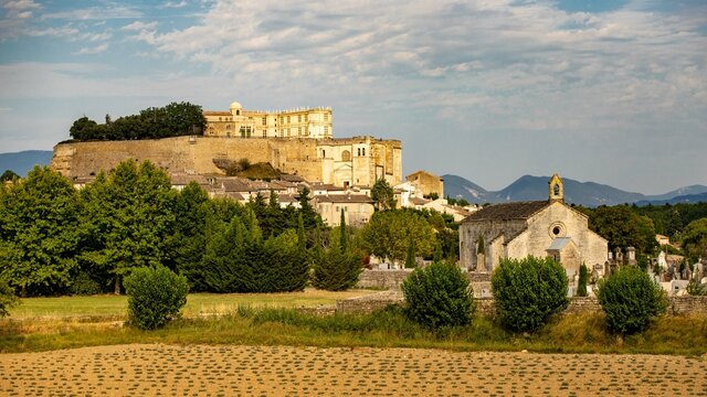  Vue du village de Grignan et de son cimetière à la tombée du jour. Photographie de paysage de la Drôme, France. Village de caractère.