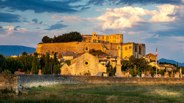 Vue du village de Grignan et de son cimeti&egrave;re &agrave; la tomb&eacute;e du jour. Photographie de paysage de la Dr&ocirc;me, France. Village de caract&egrave;re.