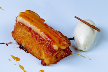 Torrija de pan caramelizada con helado de arroz con leche