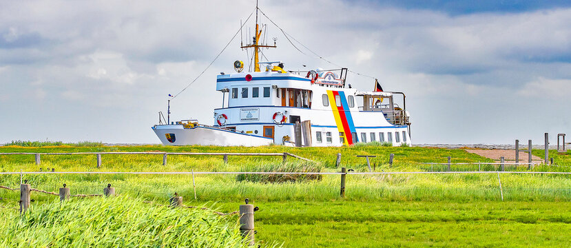  F&auml;hranleger,  Hafeneinfahrt,  Anlegestelle,   F&auml;hre,  Hallig Hooge  zweitgr&ouml;&szlig;te der zehn Halligen im nordfriesischen Wattenmeer  Nordsee Romantik pur ,    Traum in Nordfriesland, Postkarten Landschaf
