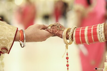 henna on hands