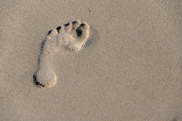 Fußabdruck im Sand am Ostseestrand.