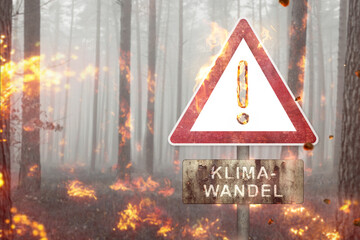 Klimawandel Warnschild in einem brennenden Wald