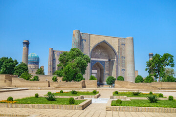 Obraz premium Medieval complex of the Bibi Khanym mosque (15th century), one of the main UNESCO sites in Samarkand, Uzbekistan