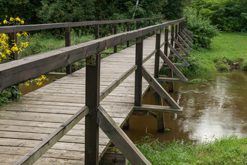 Drewniany most nad małą rzeką.