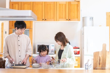 家族で料理を作る仲良しのファミリー
