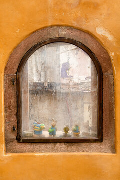 Figuren im Fenster