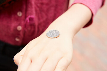 moneta na ręce- orzeł czy reszka
