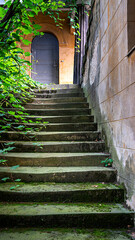 versteckte Treppe mit Stufen aus Stein