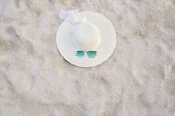 Fototapeta na wymiar Hats and glasses are located on the sea blue sea beaches on a clear day