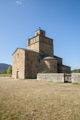Fototapeta na wymiar Vue arrière de l'église romane de Comps dans la Drôme