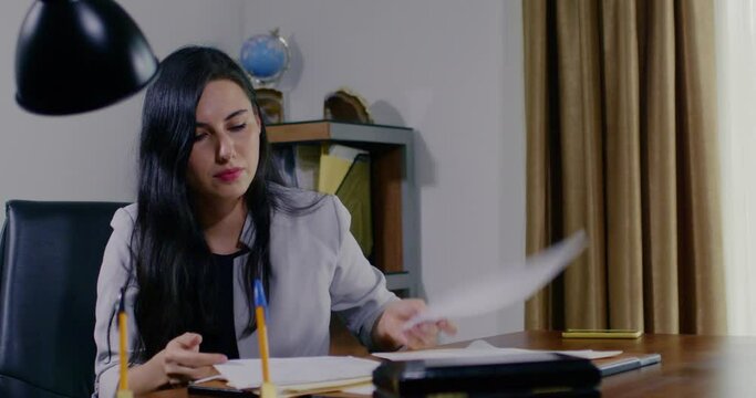 Oficinista Revisando documentos 2