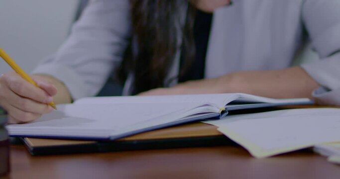 Oficinista escribiendo.