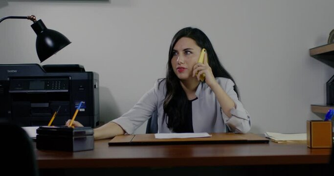 oficinista en llamada con gesto serio